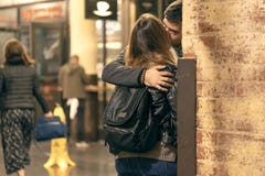 CHELSEA MARKNAD, NEW YORK CITY, USA - 14 MAJ 2018: Förälskat anseende för härliga unga par och kyssa i Chelsea Market arkivfoto CHELSEA MARKNAD, NEW YORK CITY, USA - 14 MAJ 2018: Förälskat anseende för härliga unga par och kyssa i Chelsea Market arkivfoto