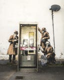CHELTENHAM, HET UK - 16 APRIL, 2014: Graffiti, misschien Banksy-Art. stock fotografie CHELTENHAM, HET UK - 16 APRIL, 2014: Graffiti, misschien Banksy-Art. stock fotografie