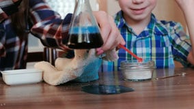 Chemie experimentiert zu Hause Mutter und Sohn machen eine chemische Reaktion mit der Freisetzung von Gas in der Flasche stock footage Chemie experimentiert zu Hause Mutter und Sohn machen eine chemische Reaktion mit der Freisetzung von Gas in der Flasche stock footage