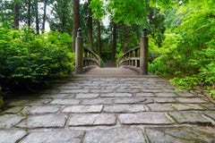 Chemin de pavé rond au pont en bois dans le jardin japonais manicured Photo stock Chemin de pavé rond au pont en bois dans le jardin japonais manicured Photo stock