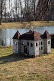 Chenil dans la forme d'un château sur la berge en parc photographie stock Chenil dans la forme d'un château sur la berge en parc photographie stock