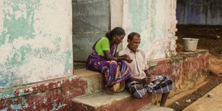CHENNAI INDIEN - SEPTEMBER 28th, 2018: par av högt folk som placerar på det yttre momentet för hus royaltyfria bilder CHENNAI INDIEN - SEPTEMBER 28th, 2018: par av högt folk som placerar på det yttre momentet för hus royaltyfria bilder