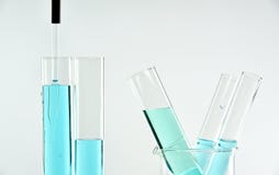 Chercheur faisant la recherche et développement dans le laboratoire scientifique photos stock Chercheur faisant la recherche et développement dans le laboratoire scientifique photos stock