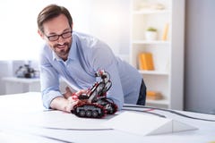 Chercheur intelligent beau dans le laboratoire image stock Chercheur intelligent beau dans le laboratoire image stock