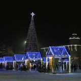 Chernihiv, Ucrânia - 21 de dezembro de 2018: Árvore do ano novo no centro da cidade fotografia de stock royalty free Chernihiv, Ucrânia - 21 de dezembro de 2018: Árvore do ano novo no centro da cidade fotografia de stock royalty free