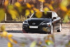 Chernihiv, Ukraine - 10. November 2018: Schwarzes Mazda 6 WARTUNGSTAFELN in stockfotos Chernihiv, Ukraine - 10. November 2018: Schwarzes Mazda 6 WARTUNGSTAFELN in stockfotos