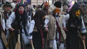 Chernivtsi - de Oekraïne - Januari 15, 2017 De traditionele jaarlijkse dagen van Kerstmis folklore-etnografisch festival Malanka stock footage Chernivtsi - de Oekraïne - Januari 15, 2017 De traditionele jaarlijkse dagen van Kerstmis folklore-etnografisch festival Malanka stock footage