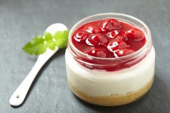 Cherry Cheesecake dans un pot en verre Images stock Cherry Cheesecake dans un pot en verre Images stock