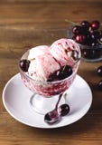 Cherry Ice Cream caseiro saboroso no gelado caseiro saboroso de bacia de vidro decorado com Cherry Vertical Wooden Background Tas foto de stock Cherry Ice Cream caseiro saboroso no gelado caseiro saboroso de bacia de vidro decorado com Cherry Vertical Wooden Background Tas foto de stock
