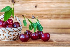 cherry świeże Dekoracyjny kosz z czereśniowymi jagodami na drewnianym tle fotografia stock cherry świeże Dekoracyjny kosz z czereśniowymi jagodami na drewnianym tle fotografia stock