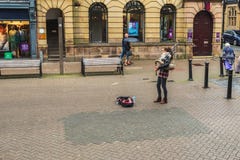 CHESTER, ENGLAND - 8. MÄRZ 2019: Spiele eines weibliche Dudelsack Busker in Chester lizenzfreies stockbild CHESTER, ENGLAND - 8. MÄRZ 2019: Spiele eines weibliche Dudelsack Busker in Chester lizenzfreies stockbild