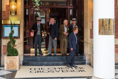 CHESTER, INGLATERRA - 26 DE JUNIO DE 2019: La entrada de Chester Grosvenor con los doormen y los turistas en el tiro fotografía de archivo CHESTER, INGLATERRA - 26 DE JUNIO DE 2019: La entrada de Chester Grosvenor con los doormen y los turistas en el tiro fotografía de archivo