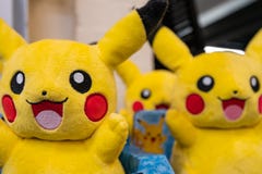 CHESTER, R-U - 26 JUIN 2019 : Les groupes de peluches de Pikachu se reposent sur les enfants enthousiastes de attente d'une étagè photos stock CHESTER, R-U - 26 JUIN 2019 : Les groupes de peluches de Pikachu se reposent sur les enfants enthousiastes de attente d'une étagè photos stock
