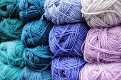 ?cheveaux color?s de fil dispos?s dans de belles rang?es Colore bleu, froid Fil? pour le tricotage laine, acryl photos libres de droits ?cheveaux color?s de fil dispos?s dans de belles rang?es Colore bleu, froid Fil? pour le tricotage laine, acryl photos libres de droits