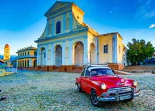 Chevy clássico vermelho é estacionado na frente de uma igreja foto de stock royalty free Chevy clássico vermelho é estacionado na frente de uma igreja foto de stock royalty free