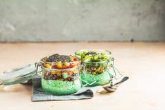 Chia tv? k?rnar ur pudding med gr?nt te f?r matcha royaltyfria foton Chia tv? k?rnar ur pudding med gr?nt te f?r matcha royaltyfria foton