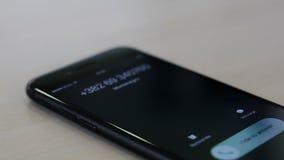 Chiamata in arrivo ed appendere su con uno smartphone bianco, fondo retroilluminato Chiamata in arrivo ed appendere su con uno smartphone bianco, fondo retroilluminato
