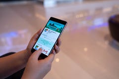 CHIANG MAI, TAILÂNDIA - agosto 03,2018: Mulher que guarda HUAWEI com Google Maps na tela Google Maps é o mapeamento o mais popula imagens de stock CHIANG MAI, TAILÂNDIA - agosto 03,2018: Mulher que guarda HUAWEI com Google Maps na tela Google Maps é o mapeamento o mais popula imagens de stock