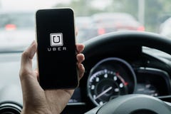 CHIANG MAI, TAILANDIA - 15 GIUGNO 2017: Una tenuta della mano del driver del uber fotografia stock libera da diritti CHIANG MAI, TAILANDIA - 15 GIUGNO 2017: Una tenuta della mano del driver del uber fotografia stock libera da diritti