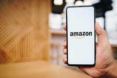 CHIANG MAI, TAILANDIA - marzo 23,2019: Uomo che tiene la miscela 3 di Xiaomi MI con i apps di Amazon sullo schermo Amazon ? un'in immagini stock CHIANG MAI, TAILANDIA - marzo 23,2019: Uomo che tiene la miscela 3 di Xiaomi MI con i apps di Amazon sullo schermo Amazon ? un'in immagini stock