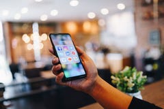 CHIANG MAI, TAILANDIA - marzo 24,2019: Uomo che tiene la miscela 3 di Xiaomi MI con le icone dei media sociali sullo schermo I me immagine stock CHIANG MAI, TAILANDIA - marzo 24,2019: Uomo che tiene la miscela 3 di Xiaomi MI con le icone dei media sociali sullo schermo I me immagine stock