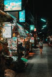 Chiang Mai, Tailandia, 12 16 18: Muchacha del inconformista que camina solamente en las calles Algunos negocios están todavía abi fotografía de archivo libre de regalías Chiang Mai, Tailandia, 12 16 18: Muchacha del inconformista que camina solamente en las calles Algunos negocios están todavía abi fotografía de archivo libre de regalías