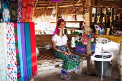 Chiang Mai, Thailand - 22. April 2015: Das Dorf von langhalsigen Frauen Hilltribe-Dörfer stockbild Chiang Mai, Thailand - 22. April 2015: Das Dorf von langhalsigen Frauen Hilltribe-Dörfer stockbild