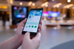 CHIANG MAI, THAÏLANDE - août 03,2018 : Femme tenant le téléphone portable de HUAWEI avec l'application de Linkedin sur l'écran Li images stock CHIANG MAI, THAÏLANDE - août 03,2018 : Femme tenant le téléphone portable de HUAWEI avec l'application de Linkedin sur l'écran Li images stock