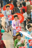 CHIANG MAI, THAÏLANDE - 13 AVRIL : Undentified beau avec la femme traditionnellement habillée dans le défilé sur le festival de S Photo stock CHIANG MAI, THAÏLANDE - 13 AVRIL : Undentified beau avec la femme traditionnellement habillée dans le défilé sur le festival de S Photo stock