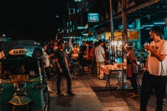 Chiang Mai, Ταϊλάνδη 12 16 18: Αγορά νύχτας στις οδούς Chiang Mai Ο προμηθευτής πωλεί τα αγαθά του στις οδούς στοκ εικόνες Chiang Mai, Ταϊλάνδη 12 16 18: Αγορά νύχτας στις οδούς Chiang Mai Ο προμηθευτής πωλεί τα αγαθά του στις οδούς στοκ εικόνες