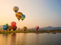 CHIANG RAJA TAJLANDIA, LUTY, - 14, 2018: SINGHA zawody międzynarodowi balonu fiesta 2018 Kolorowy gorące powietrze balonu festiwa zdjęcie stock CHIANG RAJA TAJLANDIA, LUTY, - 14, 2018: SINGHA zawody międzynarodowi balonu fiesta 2018 Kolorowy gorące powietrze balonu festiwa zdjęcie stock