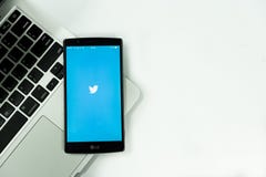 CHIANGMAI, TAILANDIA - NOV 2,2015: LG G4 abre el uso de Twitter, T imágenes de archivo libres de regalías CHIANGMAI, TAILANDIA - NOV 2,2015: LG G4 abre el uso de Twitter, T imágenes de archivo libres de regalías