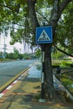 CHIANGMAI, THAILAND-APRIL 30,2019 : Poteau de signalisation dedans la vieille ville du chiangmai photographie stock CHIANGMAI, THAILAND-APRIL 30,2019 : Poteau de signalisation dedans la vieille ville du chiangmai photographie stock