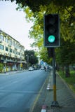 CHIANGMAI, THAILAND-APRIL 30,2019: Sem?foro con color verde en la calle de la ciudad imagen de archivo libre de regalías CHIANGMAI, THAILAND-APRIL 30,2019: Sem?foro con color verde en la calle de la ciudad imagen de archivo libre de regalías