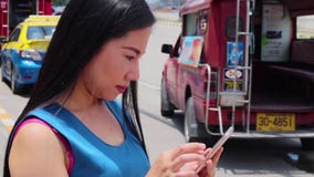 CHIANGMAI, THAILAND-MAY 6,2019: młoda piękna dziewczyny sztuka telefon komórkowy przy przystankiem autobusowym i czekać na autobu zdjęcie wideo CHIANGMAI, THAILAND-MAY 6,2019: młoda piękna dziewczyny sztuka telefon komórkowy przy przystankiem autobusowym i czekać na autobu zdjęcie wideo