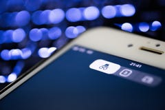 Chiangmai/Thaïlande - 20 juin 2019 : Téléphone portable avec le navigateur de chrome de Google en mode incognito, concept de Serc image libre de droits Chiangmai/Thaïlande - 20 juin 2019 : Téléphone portable avec le navigateur de chrome de Google en mode incognito, concept de Serc image libre de droits