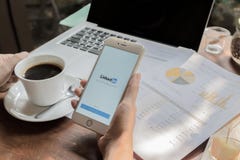 CHIANGMAI, ТАИЛАНД - 9-ОЕ МАЯ 2016: IPhone 6s Яблока белого золота показывая экран Linkedin на удерживании руки человека iPhone 6 стоковая фотография rf CHIANGMAI, ТАИЛАНД - 9-ОЕ МАЯ 2016: IPhone 6s Яблока белого золота показывая экран Linkedin на удерживании руки человека iPhone 6 стоковая фотография rf