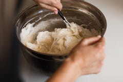 Chiare dell'uovo montate per crema sulla tavola di legno, vista superiore fotografia stock Chiare dell'uovo montate per crema sulla tavola di legno, vista superiore fotografia stock