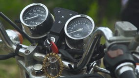 Chiave del tachimetro, dell'odometro e di accensione sul cruscotto del motociclo Chiuda sul motociclo del pannello di controllo archivi video Chiave del tachimetro, dell'odometro e di accensione sul cruscotto del motociclo Chiuda sul motociclo del pannello di controllo archivi video