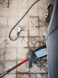 Chiave pneumatica con i dadi della gomma di automobile del pavimento sull'ascensore di presa concreto dell'automobile da parte e fotografia stock Chiave pneumatica con i dadi della gomma di automobile del pavimento sull'ascensore di presa concreto dell'automobile da parte e fotografia stock