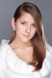Chica joven atractiva del retrato del invierno fotografía de archivo Chica joven atractiva del retrato del invierno fotografía de archivo