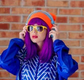 Chica joven en chaqueta y sombrero de deportes 90s fotografía de archivo libre de regalías Chica joven en chaqueta y sombrero de deportes 90s fotografía de archivo libre de regalías