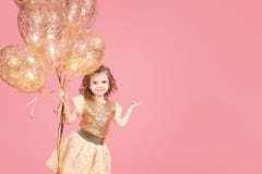 Chica joven feliz que sostiene el manojo de globos fotos de archivo libres de regalías Chica joven feliz que sostiene el manojo de globos fotos de archivo libres de regalías