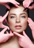Chica joven hermosa con maquillaje desnudo natural con las herramientas cosméticas en manos Cara de la belleza foto de archivo Chica joven hermosa con maquillaje desnudo natural con las herramientas cosméticas en manos Cara de la belleza foto de archivo