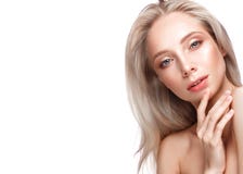 Chica joven hermosa con un maquillaje natural ligero y una piel perfecta Cara de la belleza imagen de archivo Chica joven hermosa con un maquillaje natural ligero y una piel perfecta Cara de la belleza imagen de archivo
