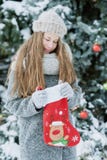 Chica joven hermosa en el bosque del invierno que sostiene la decoración fotos de archivo Chica joven hermosa en el bosque del invierno que sostiene la decoración fotos de archivo