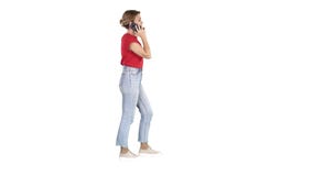Chica joven hermosa que tiene una llamada de teléfono que camina en el fondo blanco metrajes Chica joven hermosa que tiene una llamada de teléfono que camina en el fondo blanco metrajes