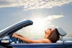 Chica joven que conduce el convertible imágenes de archivo libres de regalías Chica joven que conduce el convertible imágenes de archivo libres de regalías