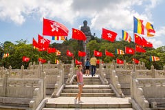 Chica joven que hace una pausa a Tian Tan Buddha foto de archivo libre de regalías Chica joven que hace una pausa a Tian Tan Buddha foto de archivo libre de regalías