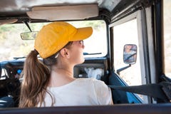 Chica joven que mira alrededor en coche del offroader durante viaje del safari fotos de archivo Chica joven que mira alrededor en coche del offroader durante viaje del safari fotos de archivo